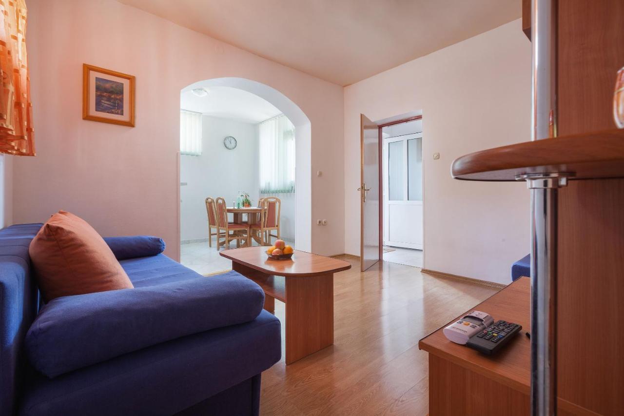 Apartments Dragan Baska Voda Bagian luar foto