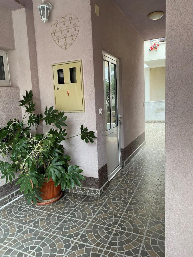 Apartments Dragan Baska Voda Bagian luar foto