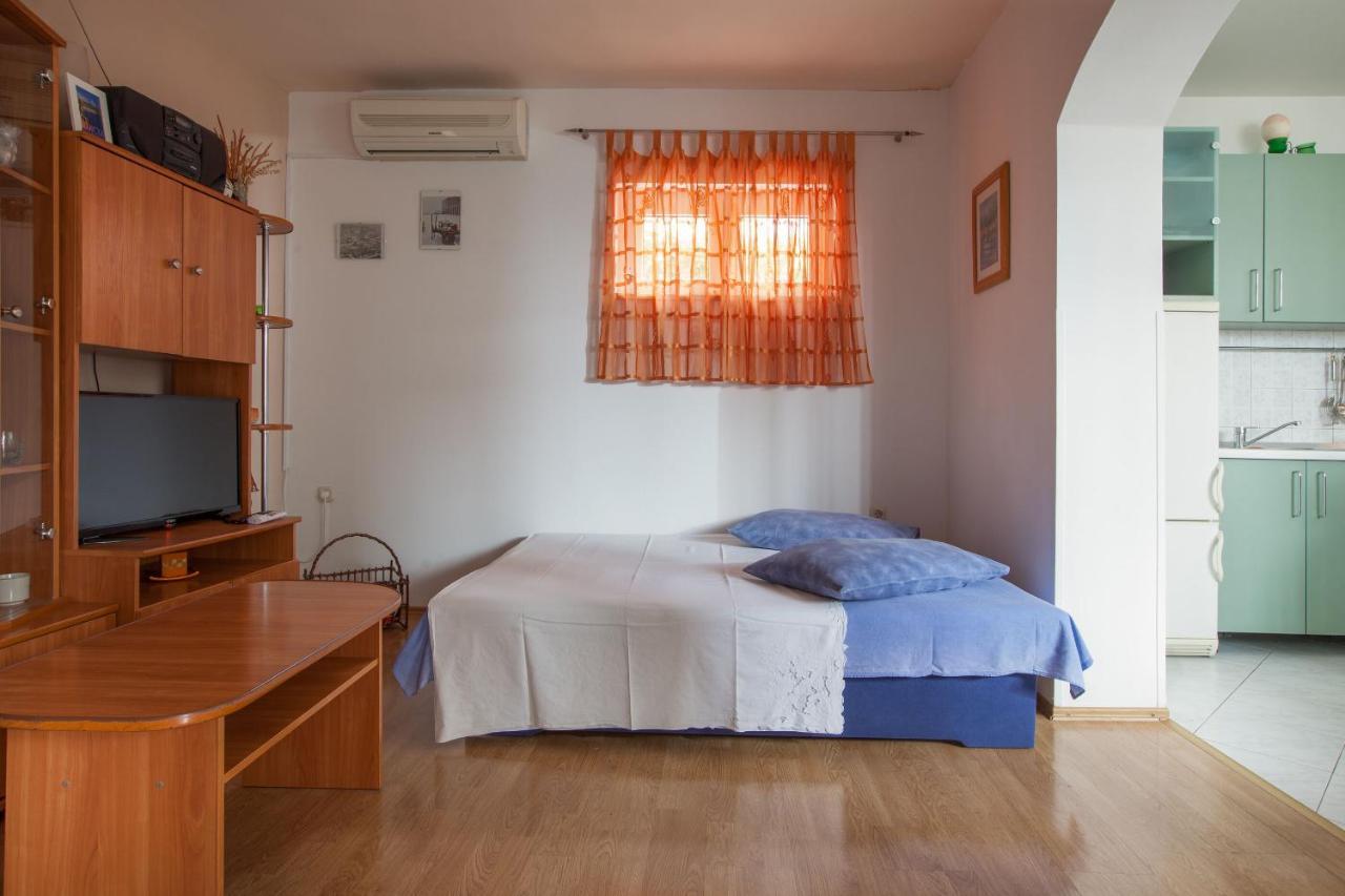 Apartments Dragan Baska Voda Bagian luar foto